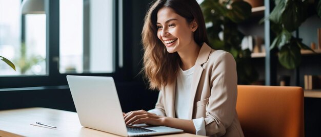 une femme travaille sur un ordinateur portable et elle utilise un ordinateur portatif