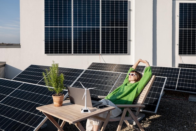 Une femme travaille sur un toit avec une centrale solaire