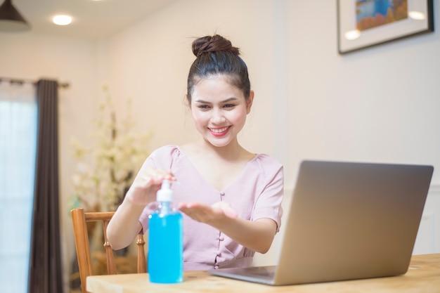 Femme, travailler maison, à, gel alcool