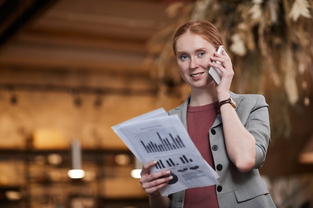 Femme, travailler téléphone