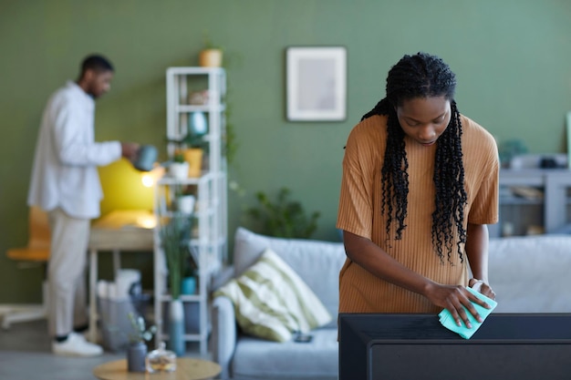 Femme, travaux ménagers, chez soi