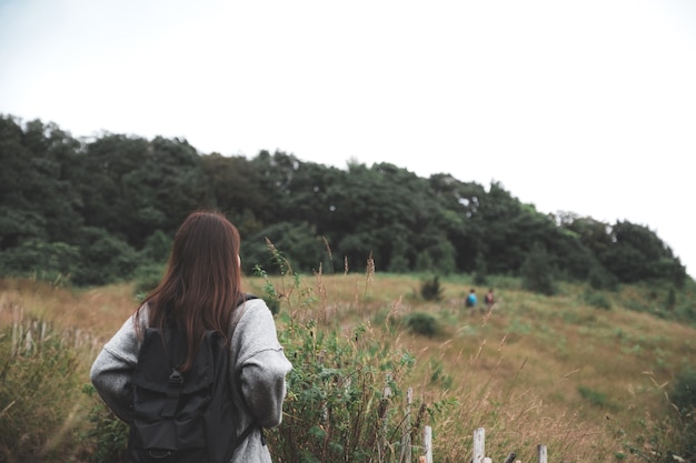 femme trekking dans la forêt tropicale