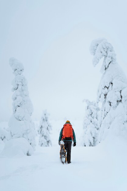 Femme trekking dans la neige en Laponie, Finlande