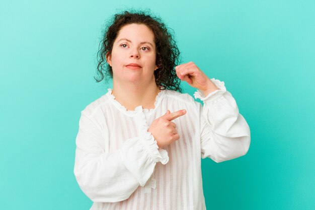 Femme trisomique montrant un geste de force avec les bras, symbole du pouvoir féminin