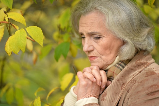 Femme triste posant à l'extérieur