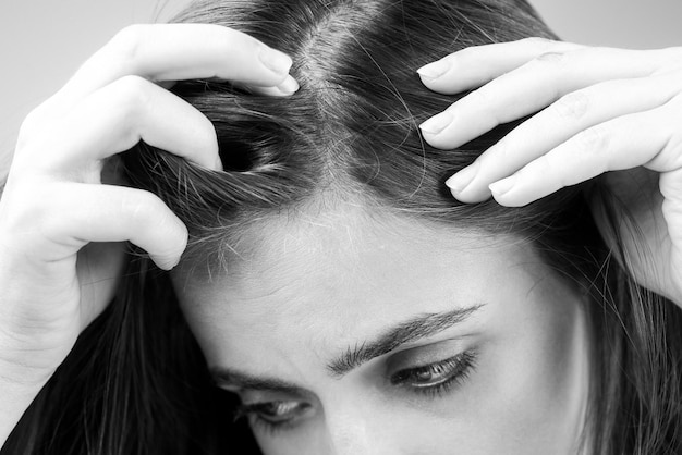 Femme triste avec problème de perte de cheveux inquiète de la perte de cheveux