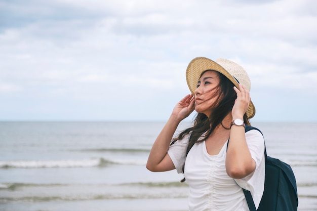 Une femme triste seule au bord de la mer