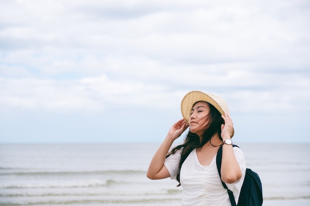 Une femme triste seule au bord de la mer