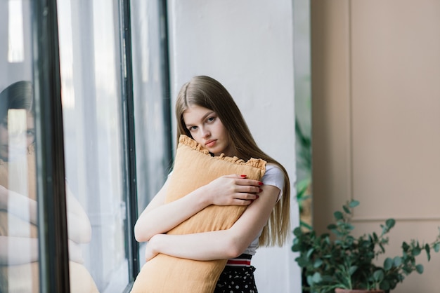 Femme triste solitaire profondément dans ses pensées à la maison, dépressive