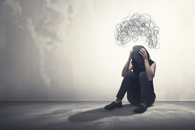 Photo femme triste souffrant de dépression insomnie éveillée et assise seule dans le salon harcèlement sexuel et violence contre les femmes concept de santé.