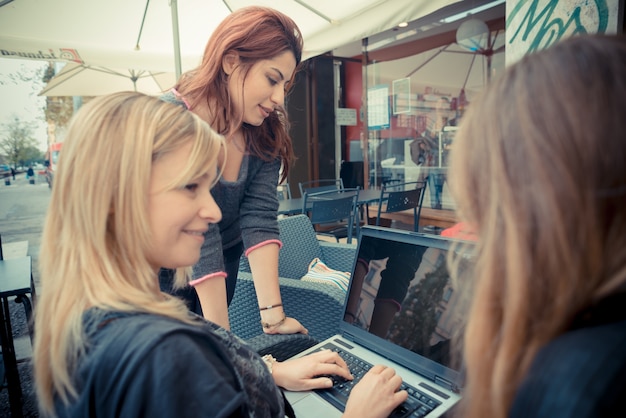 femme de trois amis au bar