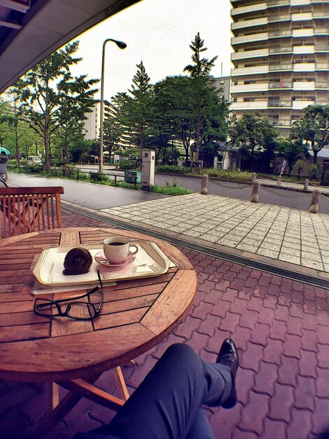 Photo une femme sur le trottoir.