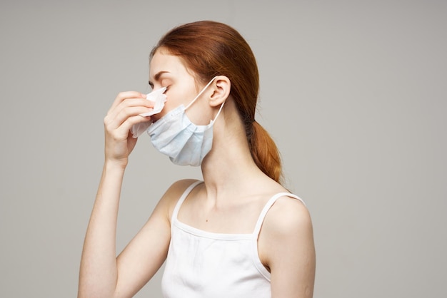 Femme en tshirt blanc avec une écharpe fond isolé