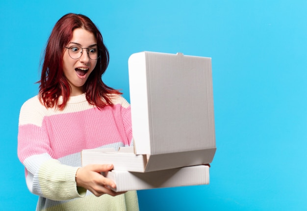 Femme Tty avec des boîtes à pizza à emporter