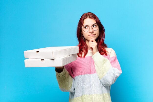 Femme Tty avec des boîtes à pizza à emporter