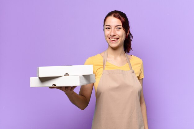 Femme Tty avec des boîtes de restauration rapide à emporter