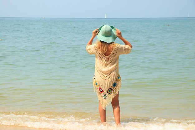 Femme, tunique, chapeau, stands, mer, apprécier, idyllique, scène, plage, horizontal, format