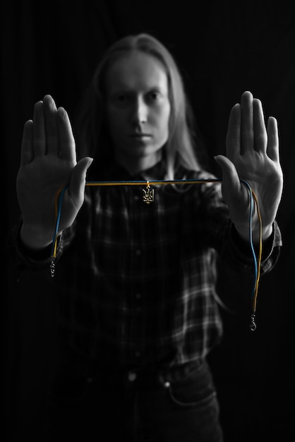 Photo une femme ukrainienne avec le trident de l'emblème national