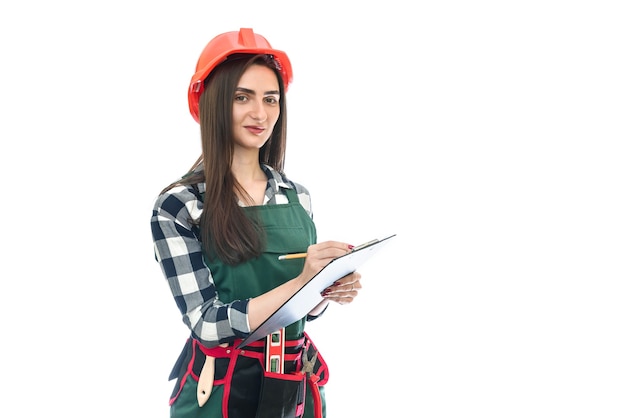 Femme en uniforme avec presse-papiers isolé sur blanc