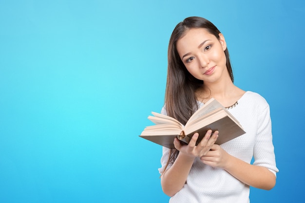 Femme université / étudiant collégial tenant un livre