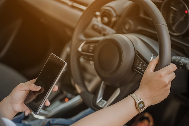 Une femme utilisait son téléphone pour trouver une carte de l'endroit où elle se rendait avant de partir