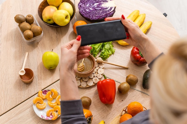 Femme utilisant une application de compteur de calories sur son smartphone.