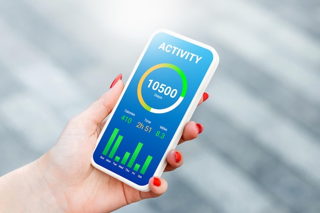 Femme utilisant une application de suivi d'activité sur téléphone mobile