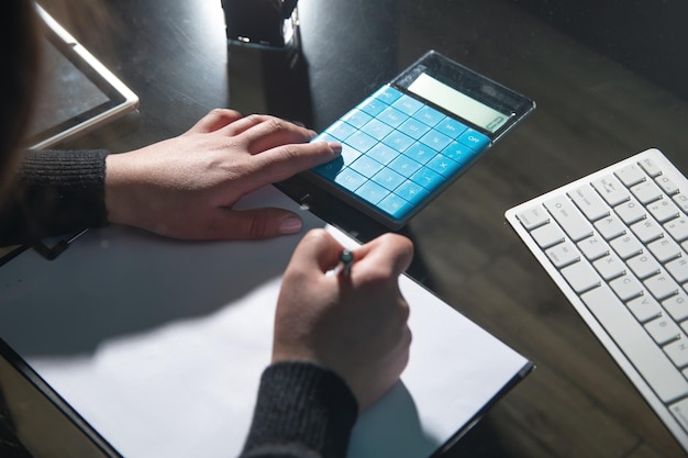 Femme utilisant une calculatrice Planification du budget