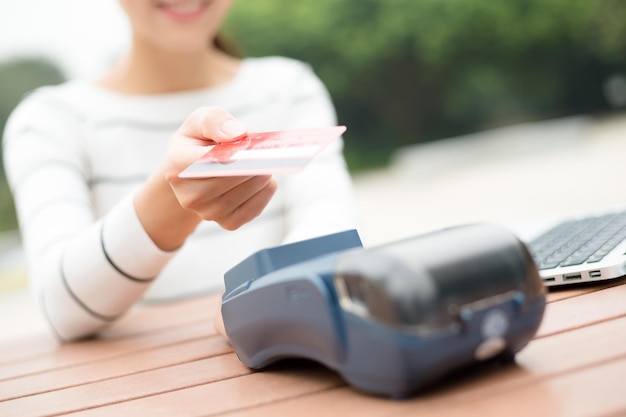 Photo femme utilisant une carte de crédit pour payer