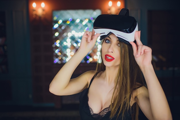 Femme utilisant le casque de réalité virtuelle