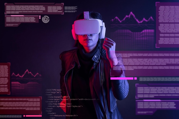 Femme utilisant un gadget de réalité virtuelle pour se divertir