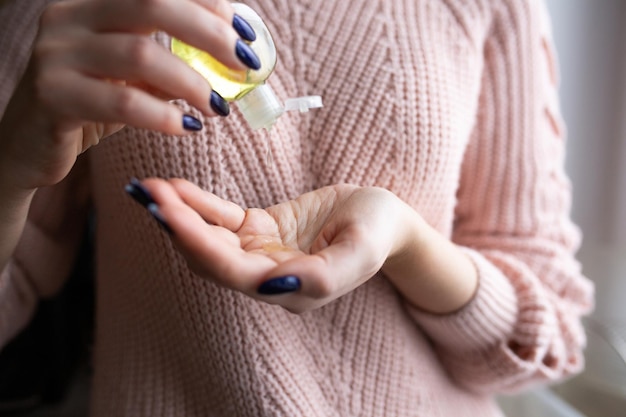 Femme utilisant un gel antibactérien sur ses mains