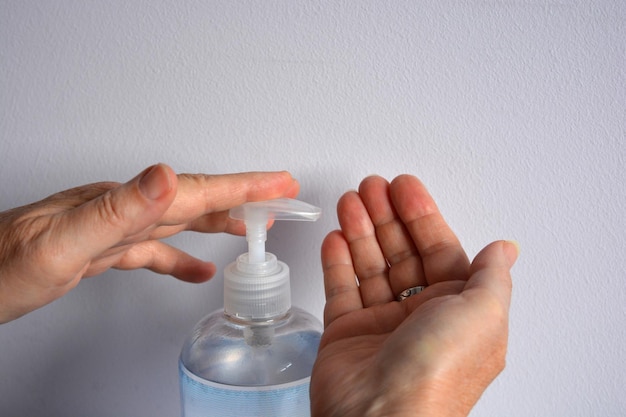 Femme utilisant un gel désinfectant pour les mains