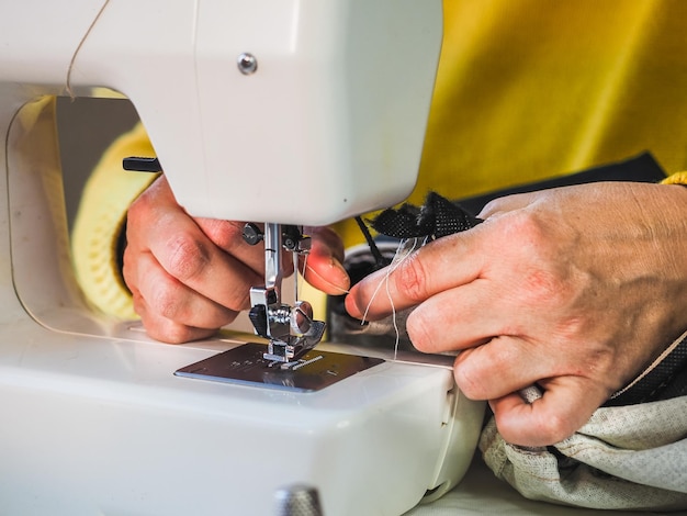 Femme utilisant une machine à coudre