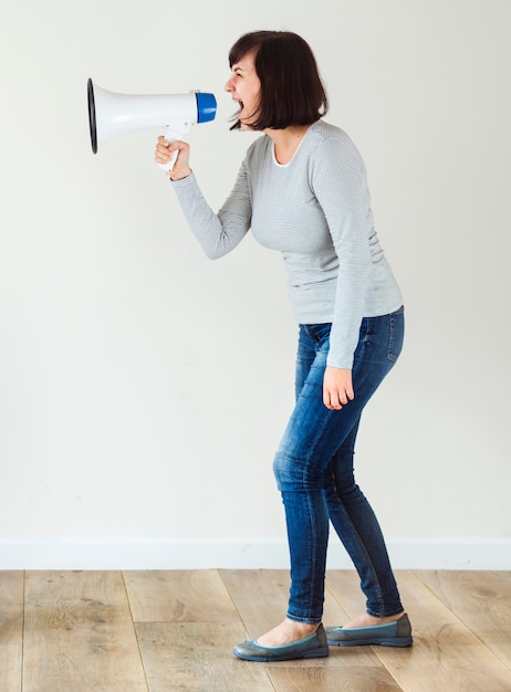 Femme utilisant un mégaphone pour une annonce