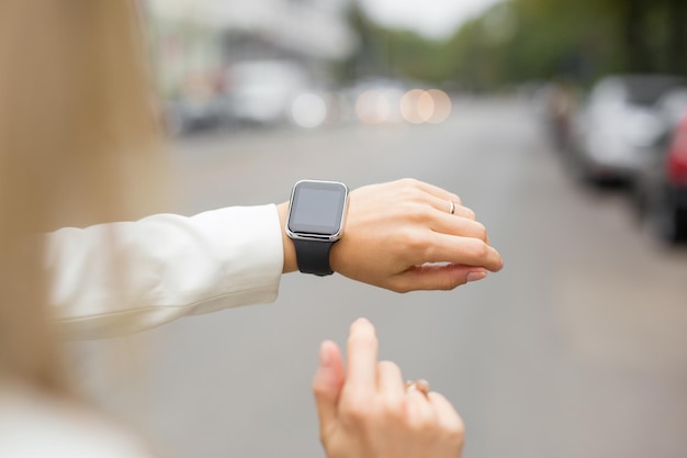 Femme utilisant une montre connectée