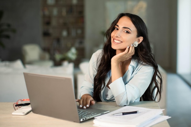 Photo femme utilisant un ordinateur portable à l'intérieur du bureau à domicile