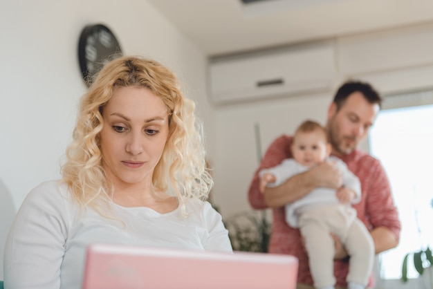 Femme utilisant un ordinateur portable à la maison