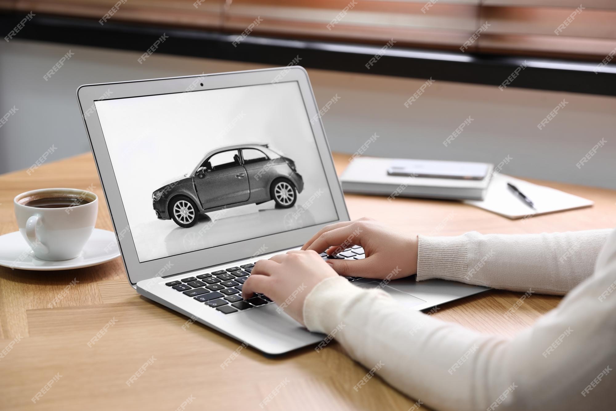 Femme Utilisant Un Ordinateur Portable Pour Acheter Une Voiture à Table En  Bois à L'intérieur Agrandi