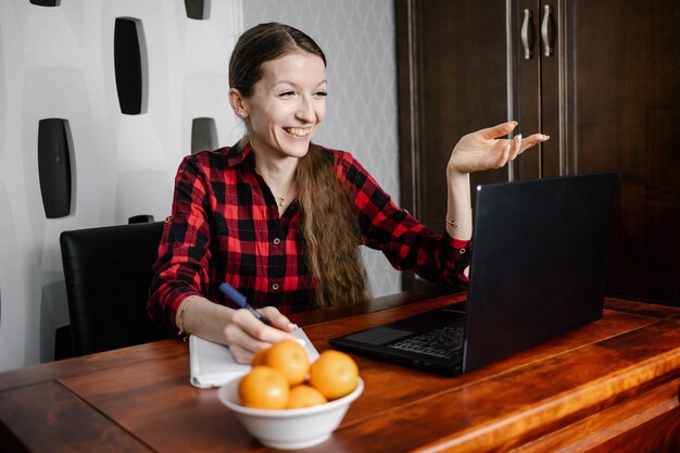 Femme utilisant un ordinateur portable pour l'école en ligne