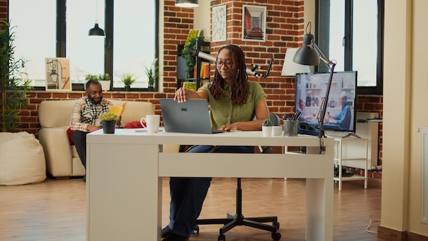 Photo femme utilisant un ordinateur portable à son bureau dans un café