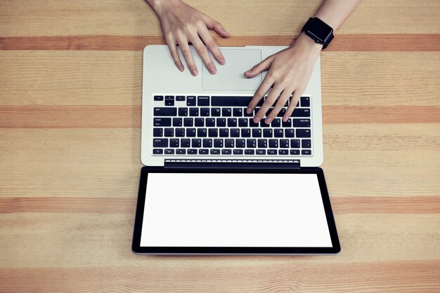 femme utilisant un ordinateur portable sur la table dans la salle de bureau, pour le montage graphique.