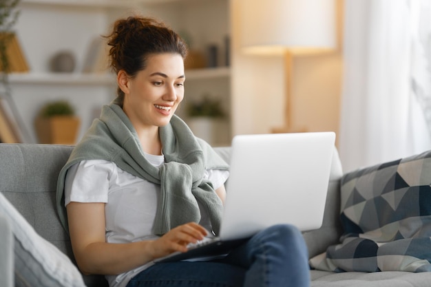 Femme utilisant un ordinateur portable