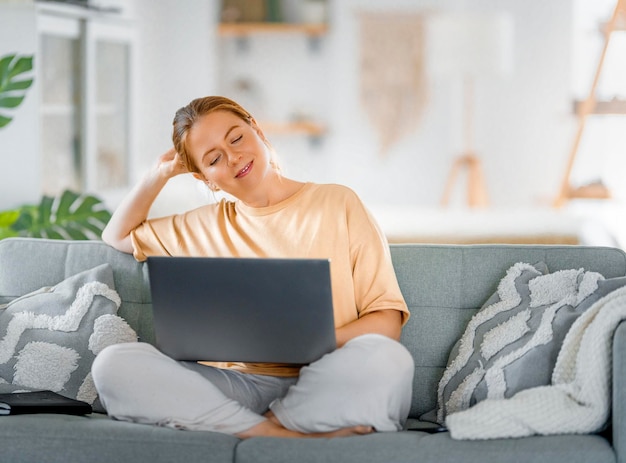 Femme utilisant un ordinateur portable