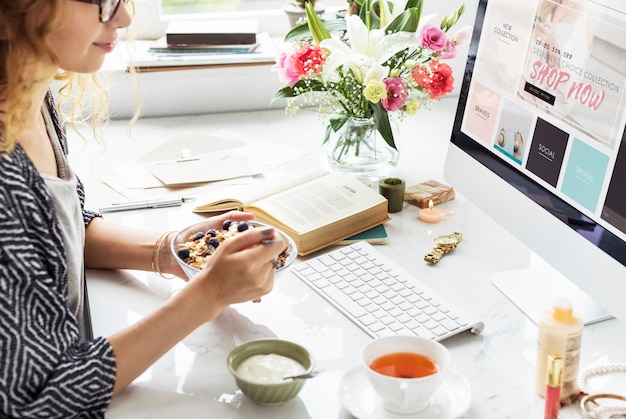 Femme utilisant un ordinateur