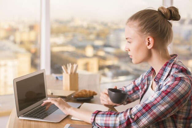 Femme utilisant un ordinateur