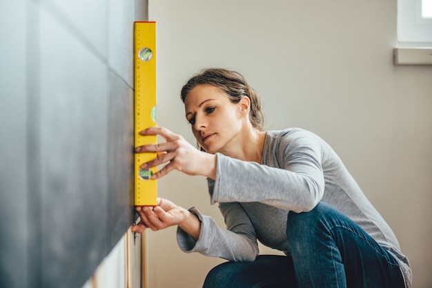 Femme utilisant un outil de mise à niveau