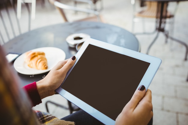 Femme utilisant sa tablette