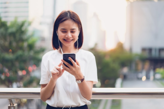 Femme utilisant un smartphone, pendant les loisirs. Le concept d&#39;utilisation du téléphone est essentiel dans la vie quotidienne.