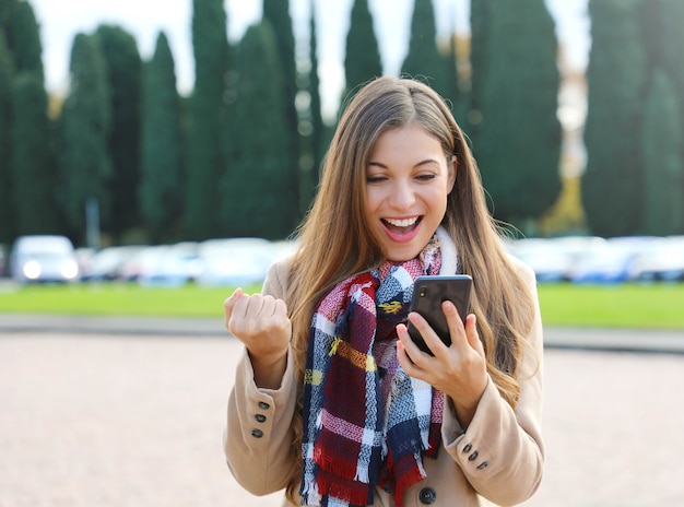 Femme utilisant son téléphone en marchant dans la ville